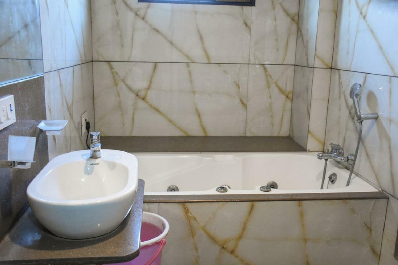 Hotel Dilip Indore Eksteriør bilde